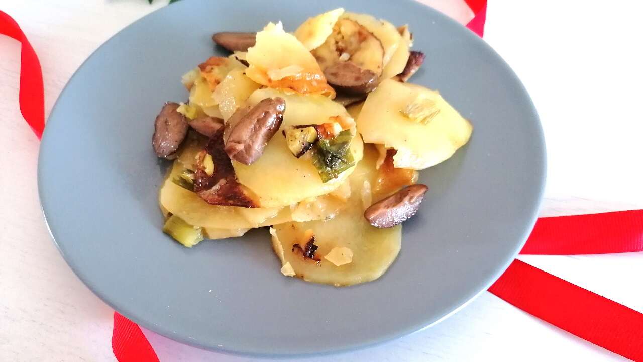 Patate veloci in padella, con olive e scalogno 5