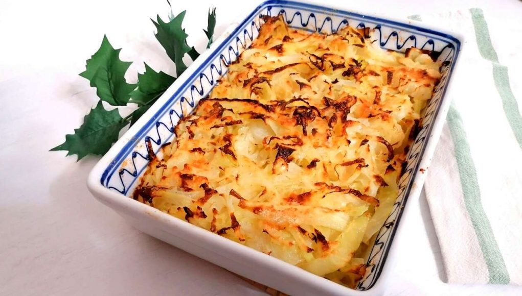 Cavolo verza al forno, gustoso e al formaggio