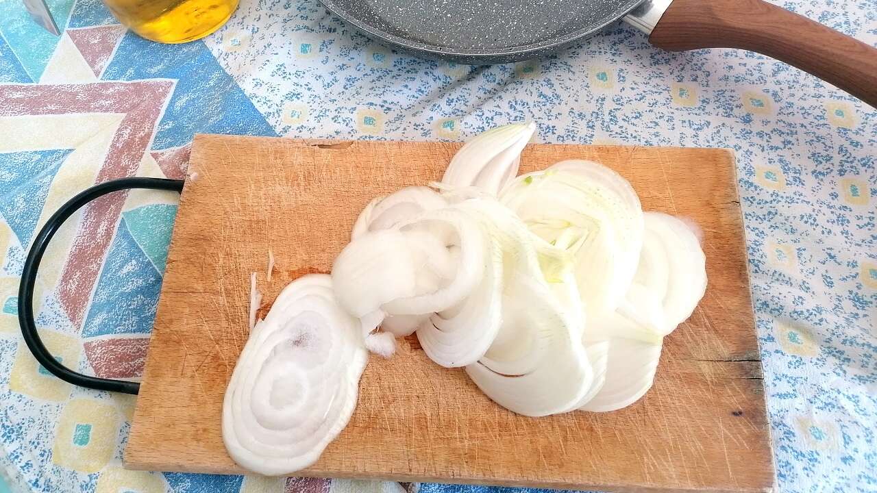 Stuzzichini di sfoglia alla cipolla, come aperitivo o antipasto 1