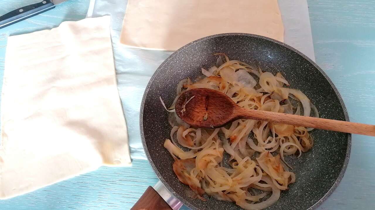 Stuzzichini di sfoglia alla cipolla, come aperitivo o antipasto 2