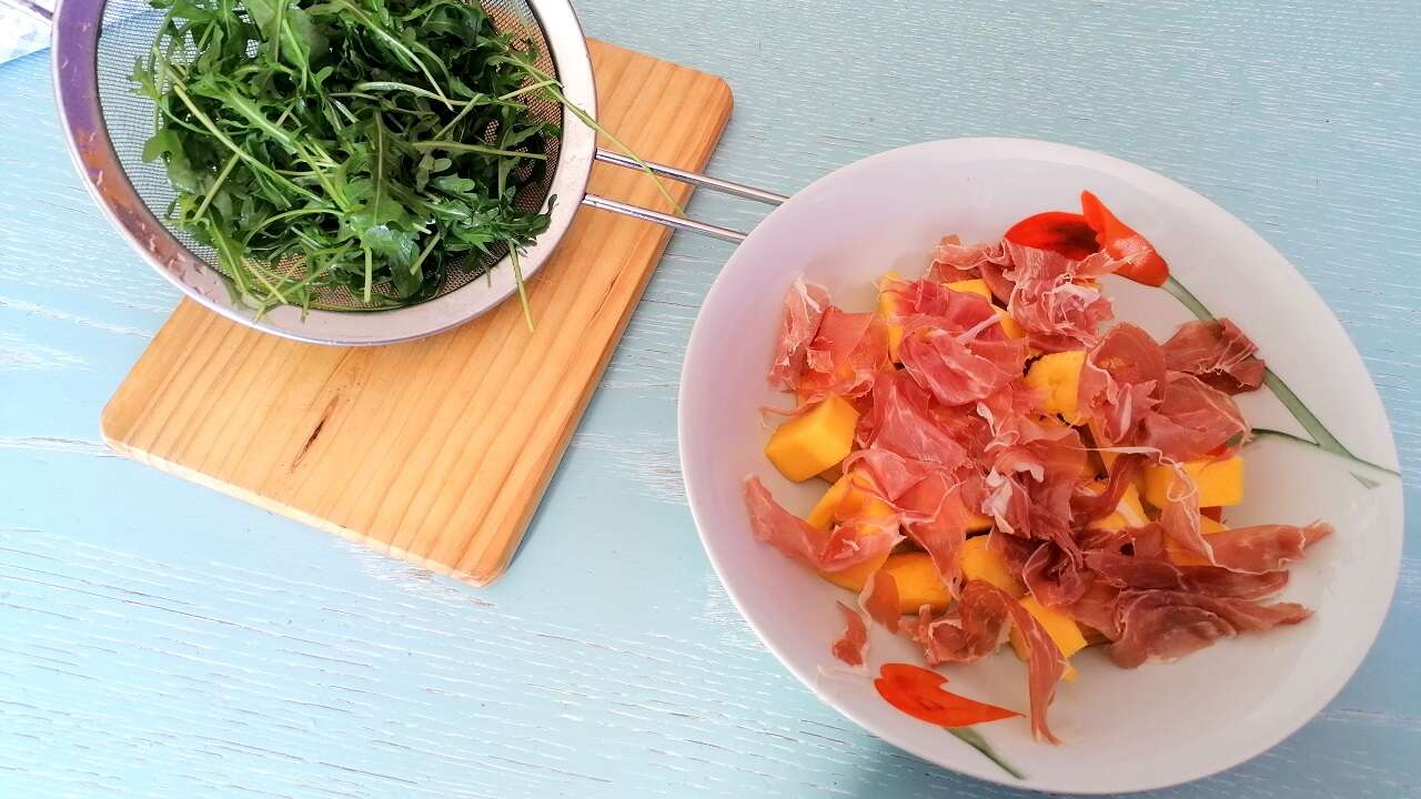 Insalata di mango, rucola e crudo: fresca e buona 2