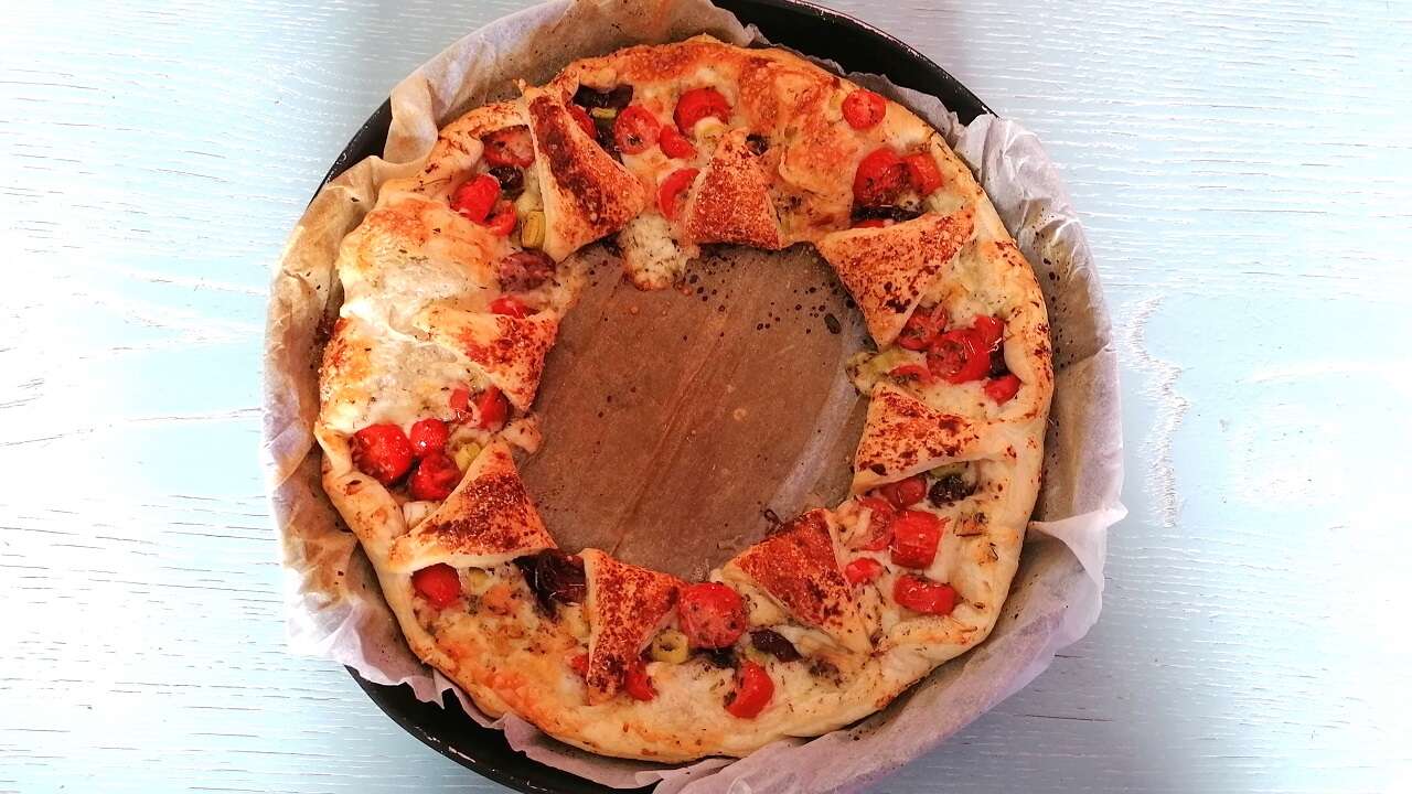 Corona di sfoglia pomodoro e formaggio 4