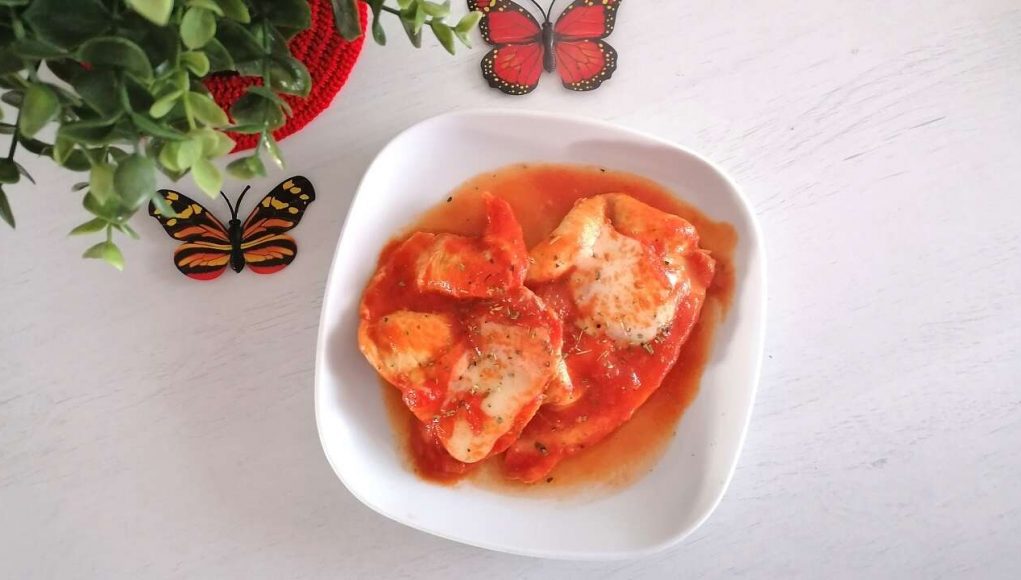 Petto di pollo al sugo di pomodoro, in padella