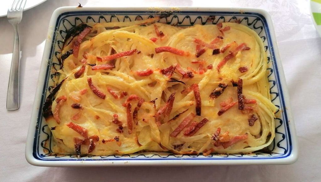 Parmigiana di cavolo verza o cappuccio al forno, con speck