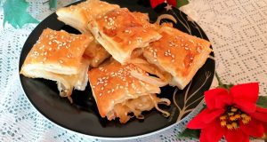 Stuzzichini di sfoglia alla cipolla, come aperitivo o antipasto Stuzzichini di sfoglia alla cipolla, come aperitivo o antipasto