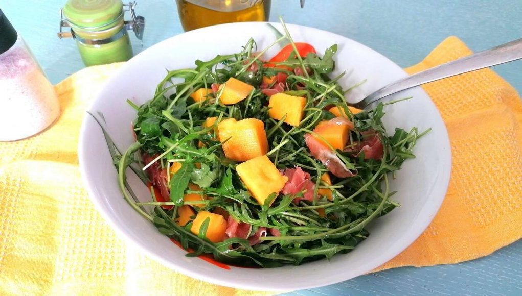 Insalata di mango, rucola e crudo: fresca e buona