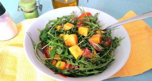 Insalata di mango, rucola e crudo: fresca e buona