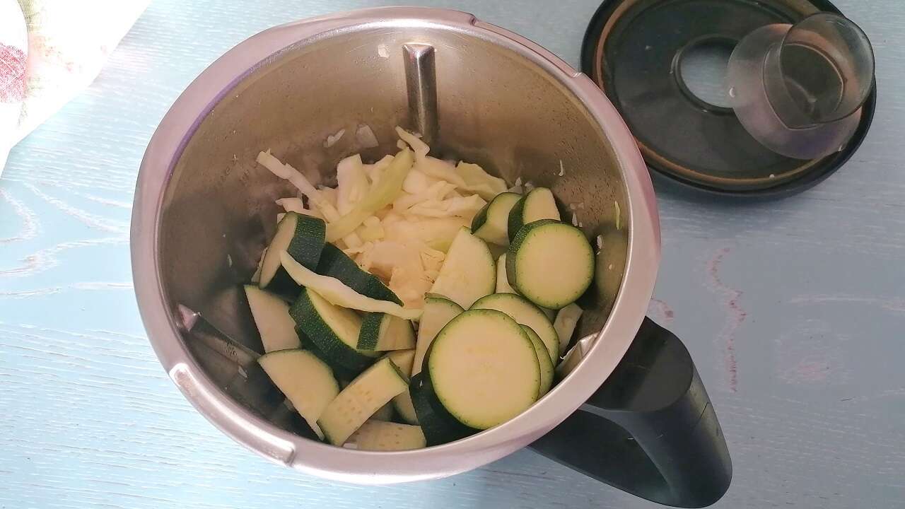 Vellutata light di cavolo e zucchine Bimby 1