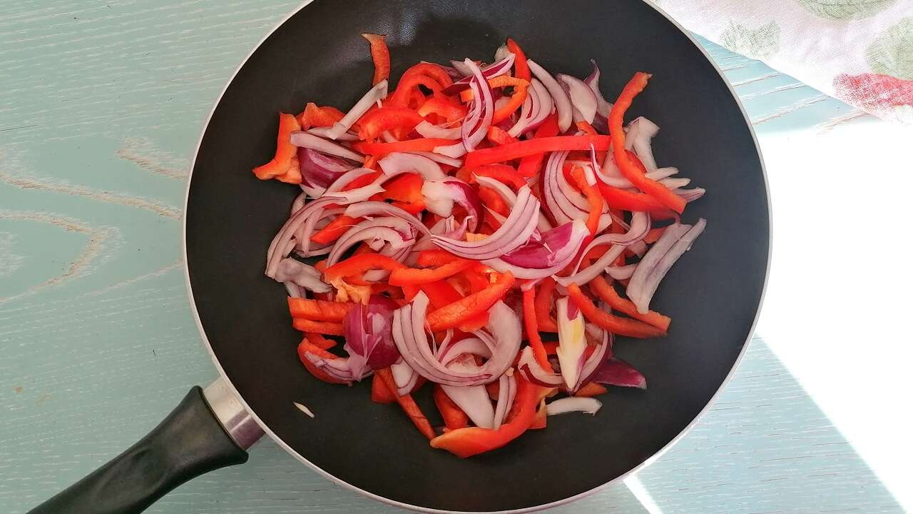 Pollo al curry e peperoni, in padella 1