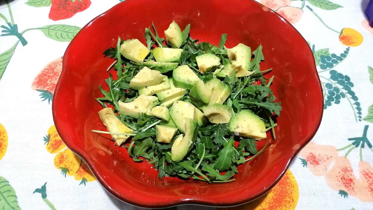 Insalata di avocado, rucola e salmone: piatto unico 1