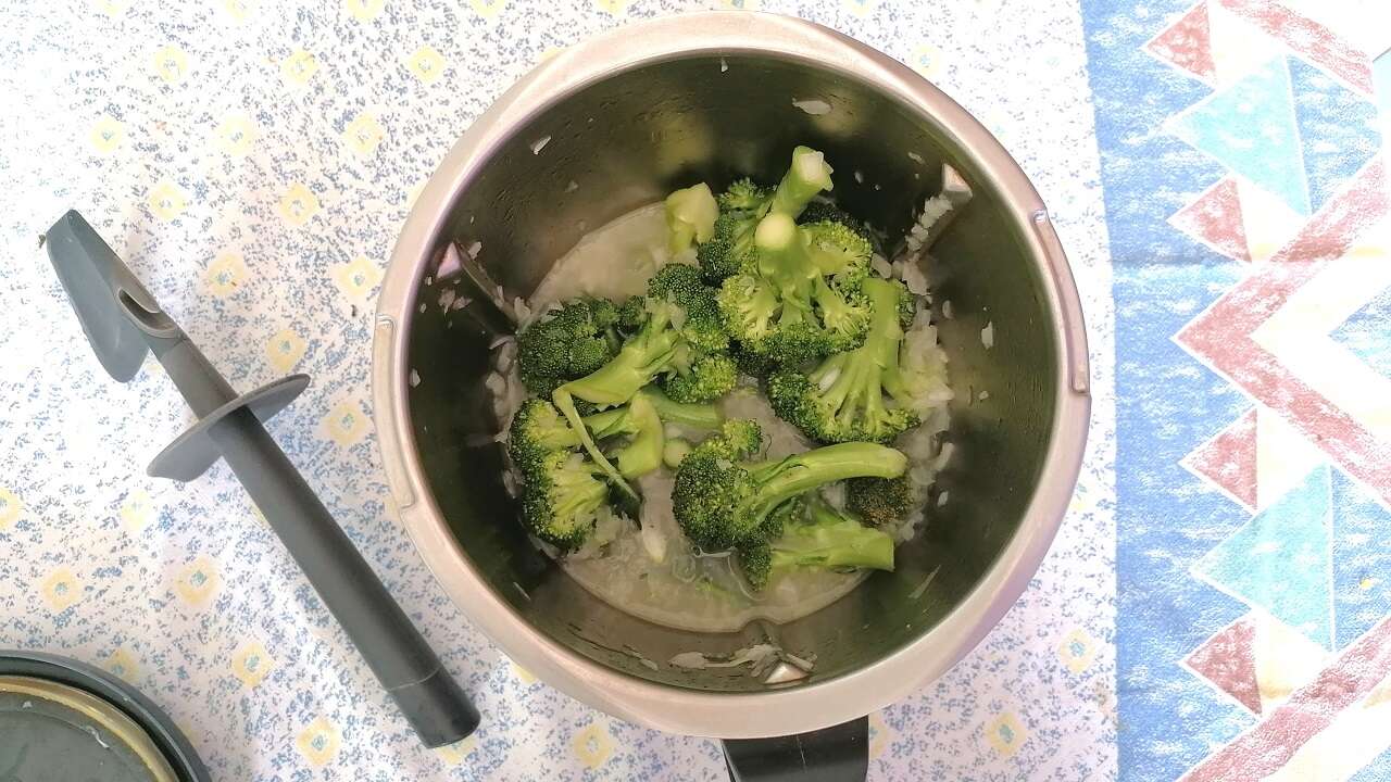 Crema detox di broccoli e cipolla, con e senza Bimby 1