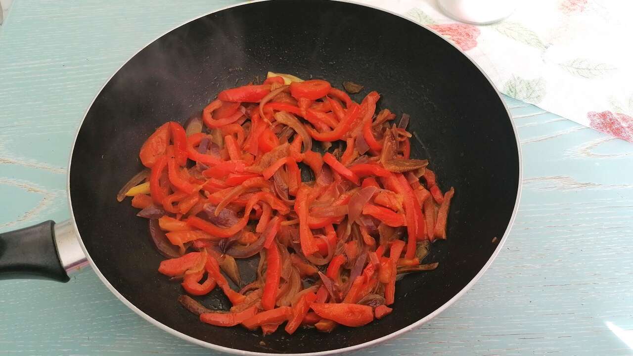 Pollo al curry e peperoni, in padella 2