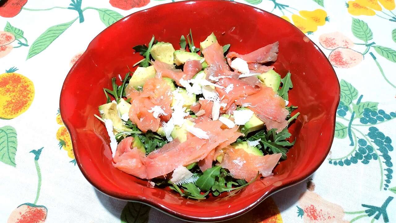 Insalata di avocado, rucola e salmone: piatto unico 2