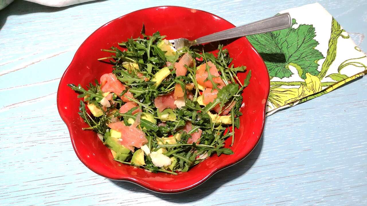 Insalata di avocado, rucola e salmone: piatto unico 3