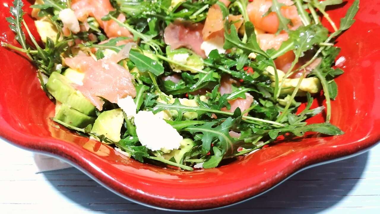 Insalata di avocado, rucola e salmone: piatto unico 4