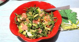 Insalata di avocado, rucola e salmone: piatto unico
