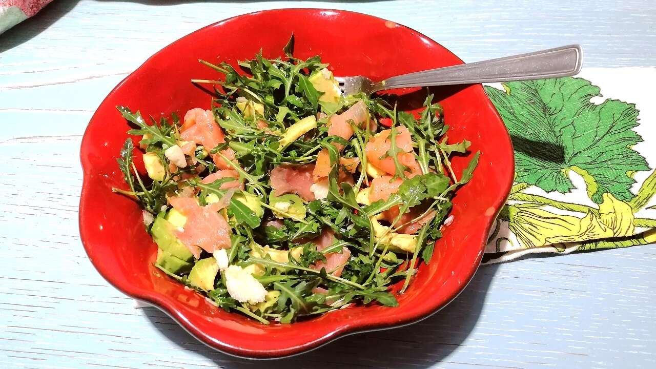 Insalata di avocado, rucola e salmone: piatto unico - Il Ricettario di Cris