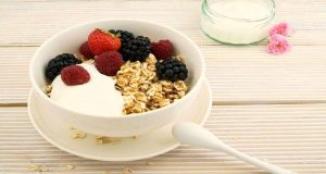 Yogurt o yogurt greco? Differenze e benefici Yogurt o yogurt greco? Guida a differenze e benefici