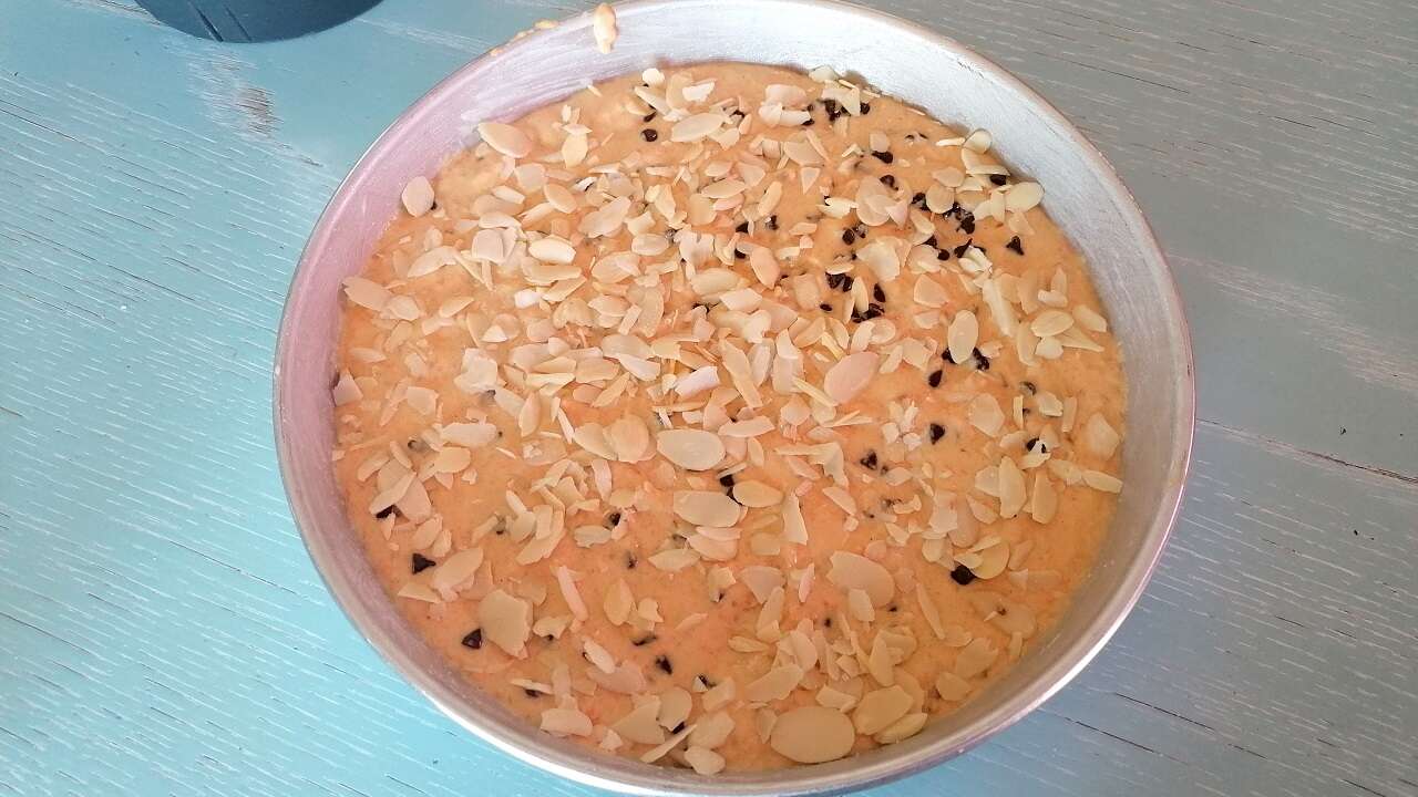 Torta light senza zucchero, anche Bimby: mandorle, carote e datteri 3