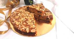 Torta light senza zucchero, anche Bimby: mandorle, carote e datteri Torta light senza zucchero, anche Bimby: mandorle, carote e datteri