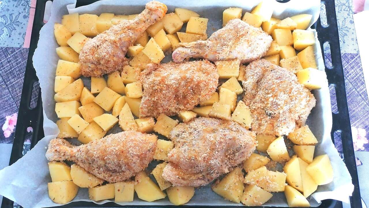 Pollo impanato al forno con patate, gustoso e facile 2