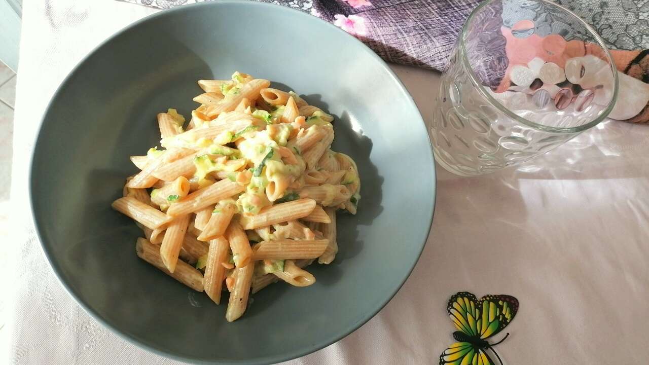 Pasta con salmone, zucchine e philadelphia 4