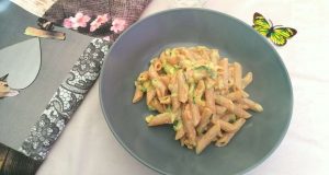 Pasta con salmone, zucchine e philadelphia Pasta con salmone, zucchine e philadelphia