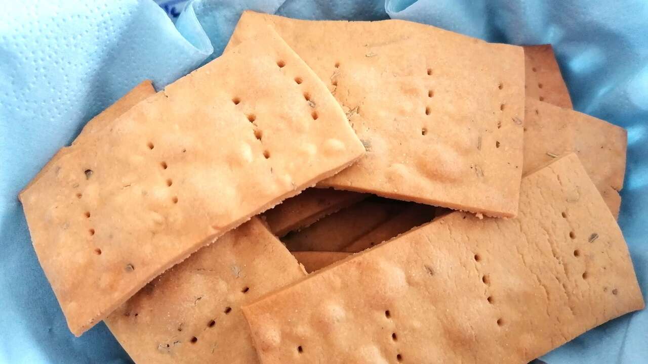 Crackers di ceci, vegani e senza glutine: ricetta veloce Bimby e tradizionale 5