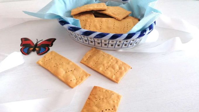 Crackers di ceci, vegani e senza glutine: ricetta veloce Bimby e tradizionale