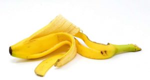 Come riciclare le bucce di banana: 10 e più modi per non sprecarla Come riciclare le bucce di banana: 10 e più modi per non sprecarla