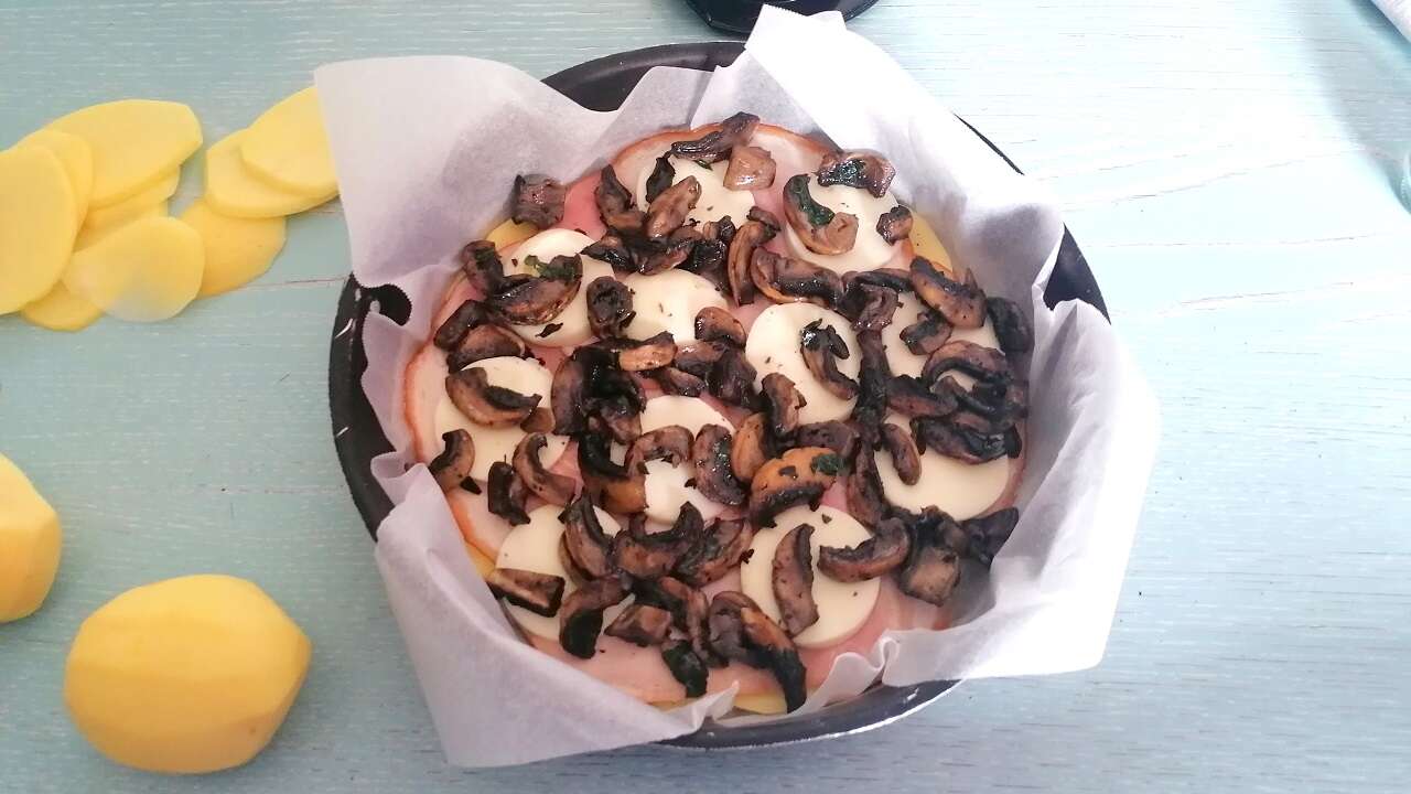 Torta di patate e funghi, con formaggio e prosciutto 2