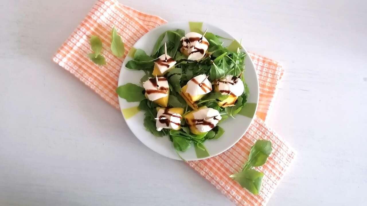 Antipasto con mozzarella, rucola e mango, facile e rapido 2