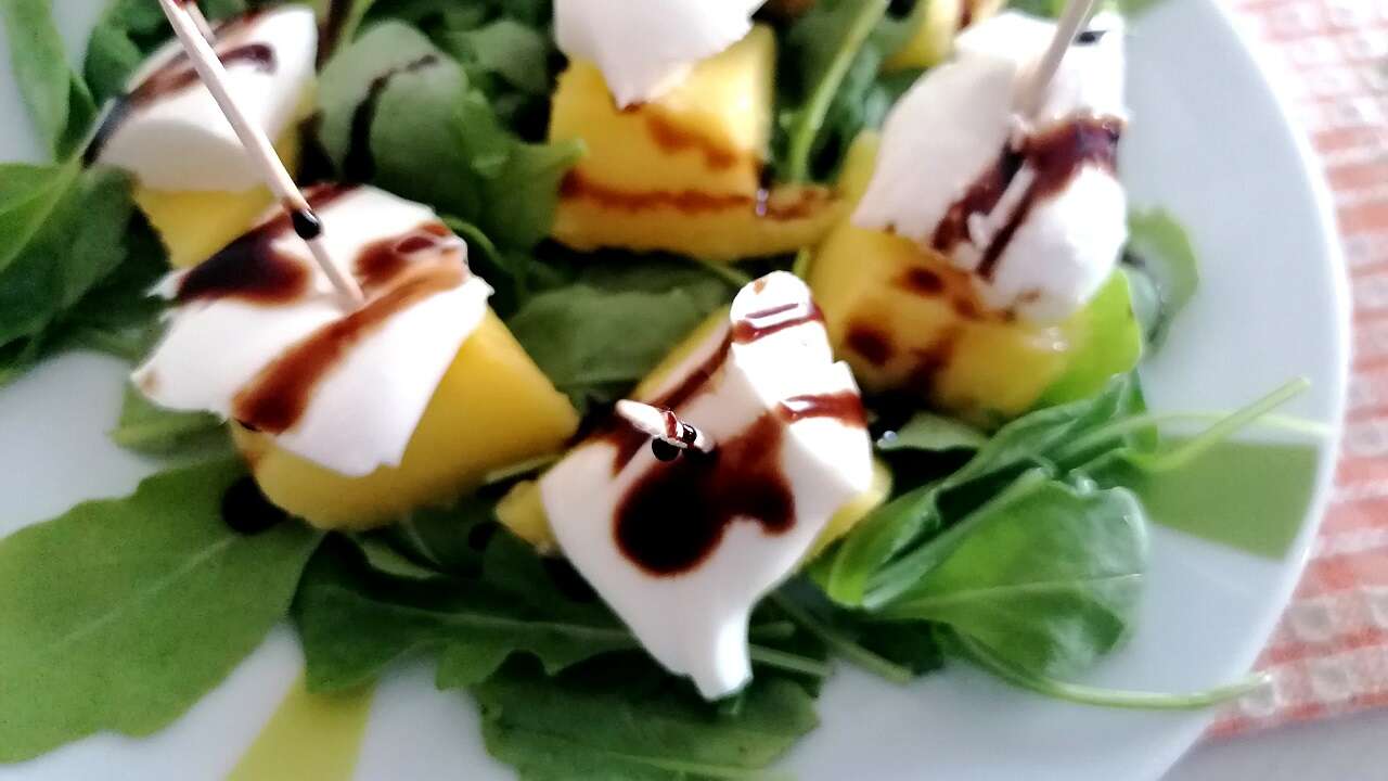 Antipasto con mozzarella, rucola e mango, facile e rapido 3