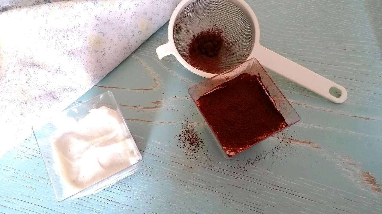 Tiramisù fit, con yogurt greco e fette biscottate 3