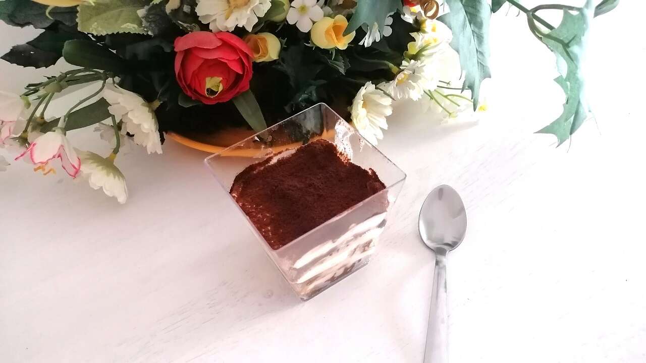 Tiramisù fit, con yogurt greco e fette biscottate 4