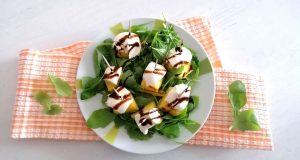 Antipasto con mozzarella, rucola e mango, facile e rapido