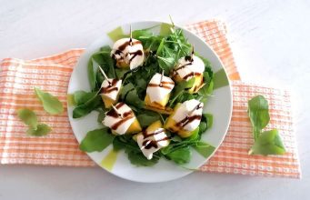 Antipasto con mozzarella, rucola e mango, facile e rapido