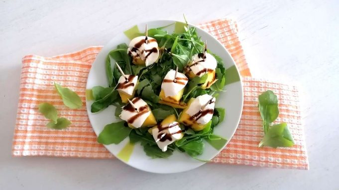 Antipasto con mozzarella, rucola e mango, facile e rapido