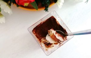 Tiramisù fit, con yogurt greco e fette biscottate