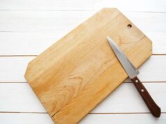 Limone e Sale: Basta 1 Minuto per Igienizzare il Tagliere in Legno come un Professionista tagliere