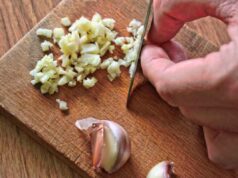 Come eliminare l’odore di aglio dalle mani in 30 secondi con un cucchiaio d’acciaio (il trucco dei cuochi che non conoscevi) aglio taglio
