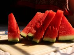 L’errore che tutti fanno con l’anguria tagliata (annerisce in 24 ore): il trucco dei fruttivendoli per conservarla fresca 7 giorni anguria tagliata