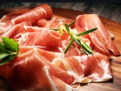L’errore che tutti fanno con il prosciutto crudo aperto (e il trucco dei salumieri per conservarlo morbido 30 giorni) prosciutto crudo