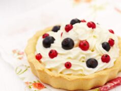 Crostata fredda mascarpone e frutti di bosco: addio al forno, pronta in 15 minuti per salvare le serate di luglio crostata mascarpone e frutti di bosco