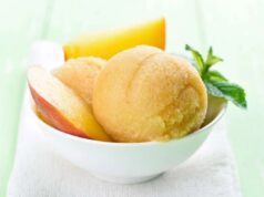 Gelato alla pesca fatto in casa senza gelatiera: pronto in 5 minuti e costa meno di un euro gelato alla pesca
