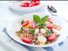 Sazia per 6 ore, si prepara in 20 minuti e ha solo 320 calorie: l’insalata di farro estiva che tutti stanno copiando insalata di farro