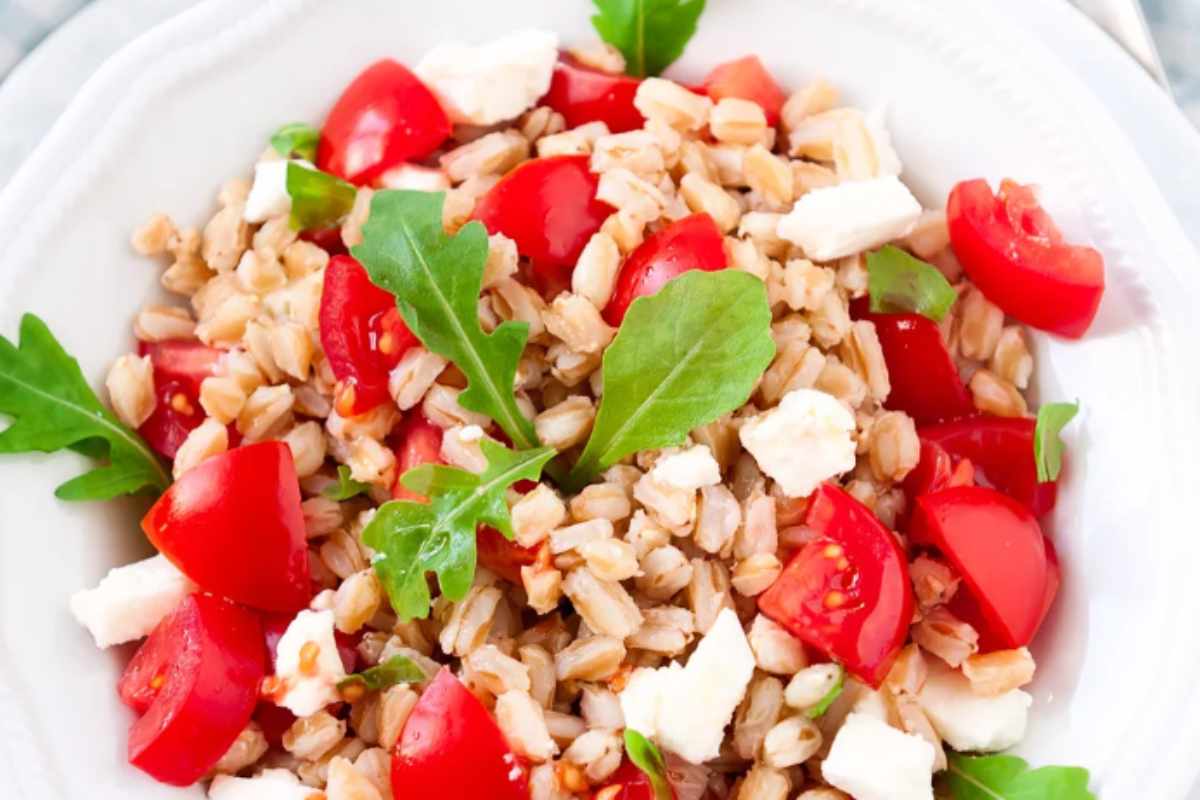 insalata-orzo-feta-pomodorini-4-8-2026-ilricettariodicris.it insalata di orzo con feta e pomodorini