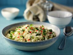 Insalata di riso integrale con pesche grigliate e feta: 380 calorie, ti sazia per 6 ore (e basta metterla in frigorifero) insalata di riso