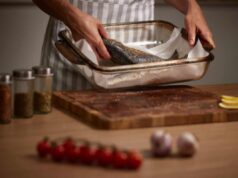 Come eliminare l’odore di pesce in casa in 3 minuti con il trucco dell’aceto bollito che usano tutti i ristoranti di mare pesce in cucina
