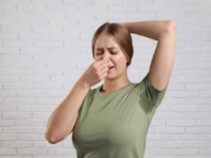 Odore di sudore nei vestiti anche dopo il lavaggio? Il trucco aceto e bicarbonato che usano le lavanderie professionali odore sudore vestiti